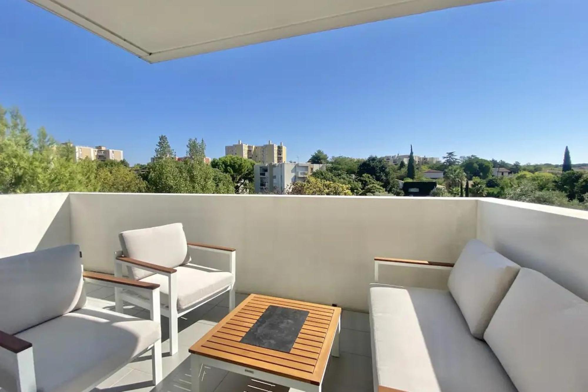 Apartment Bright With Balcony